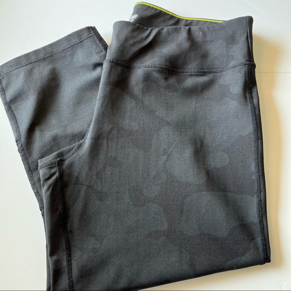 Calvin Klein Camo Capris Athletic Leggings